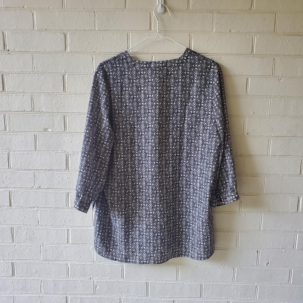 Ann Taylor V Neck Patterned Lightweight Blouse - Picture 5 of 5